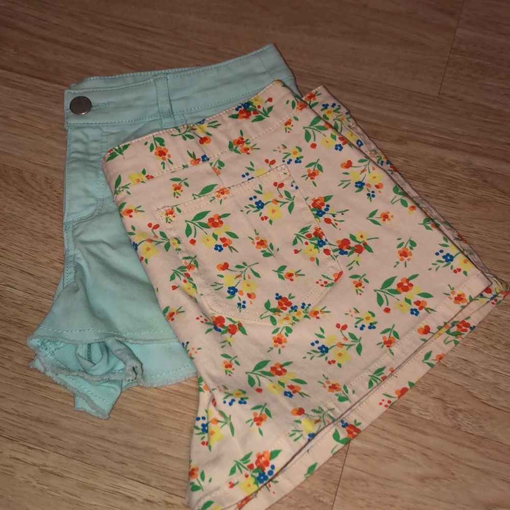💕💕Beautiful pair of shorts!!💜💜🤍